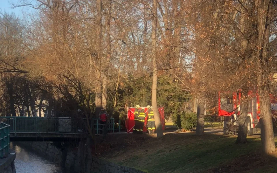 V Mlýnské stoce leželo tělo muže. Cizí zavinění policie vyloučila