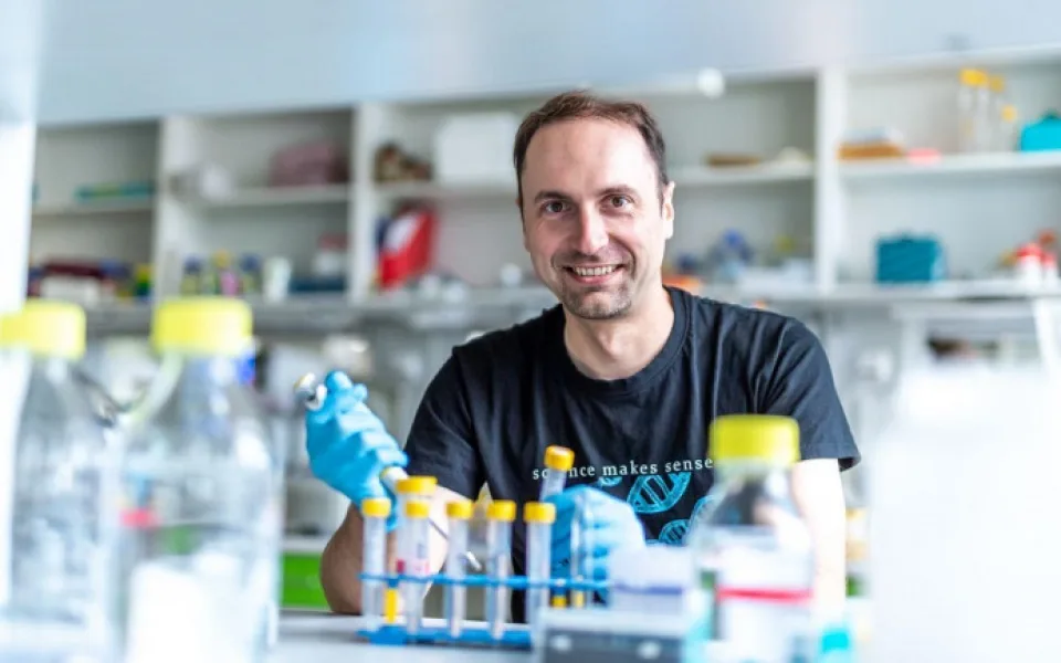 Virolog Daniel Růžek získal cenu za vývoj protilátek na klíšťovou encefalitidu.