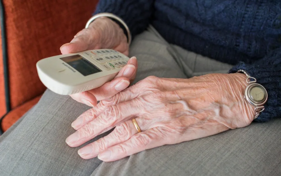 Váš syn havaroval a potřebuje peníze na mimosoudní vyrovnání, tvrdil falešný lékař. Seniorky neoklamal
