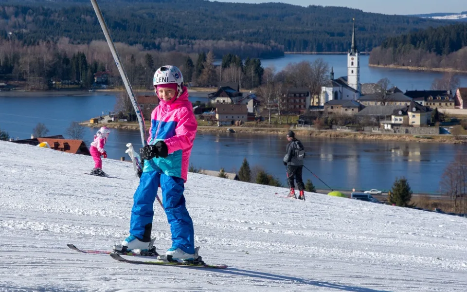 Pro lyžaře se otevřel Skipark Frymburk.