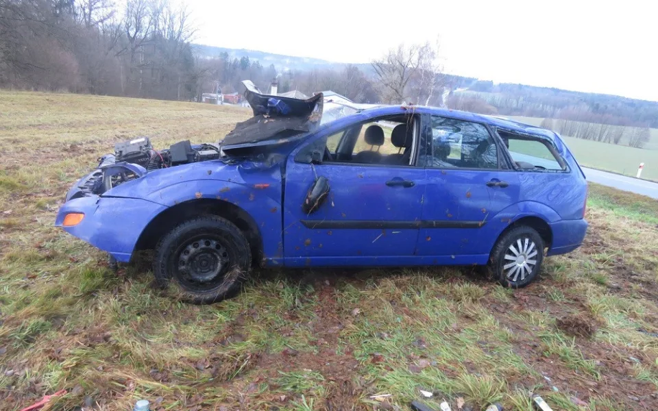 Muž se zákazem řízení a dvěma promile najel do příkopu. Auto skončilo na střeše