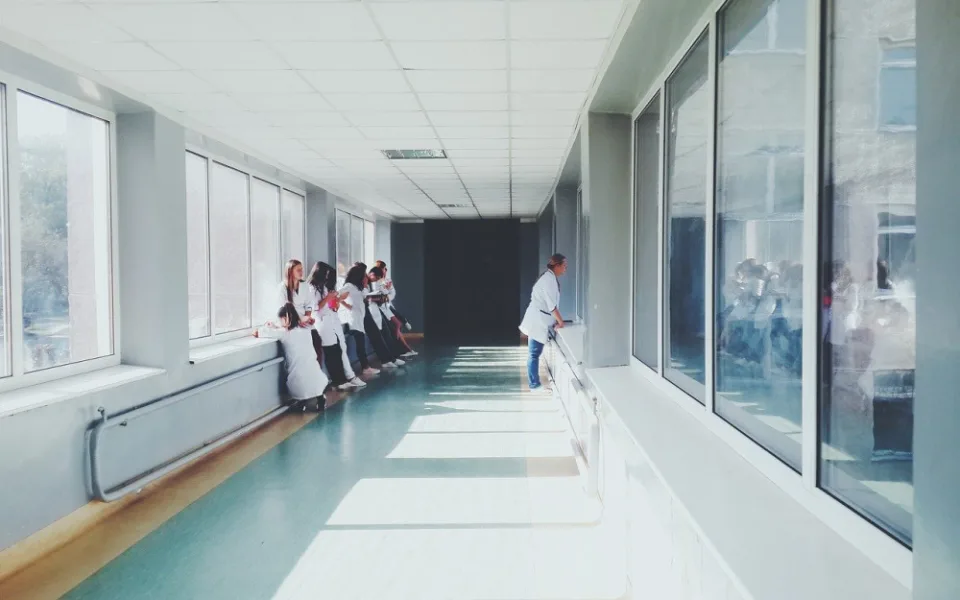 Studenti zdravotnických škol bez očkování nesmí podle vyhlášky na praxi