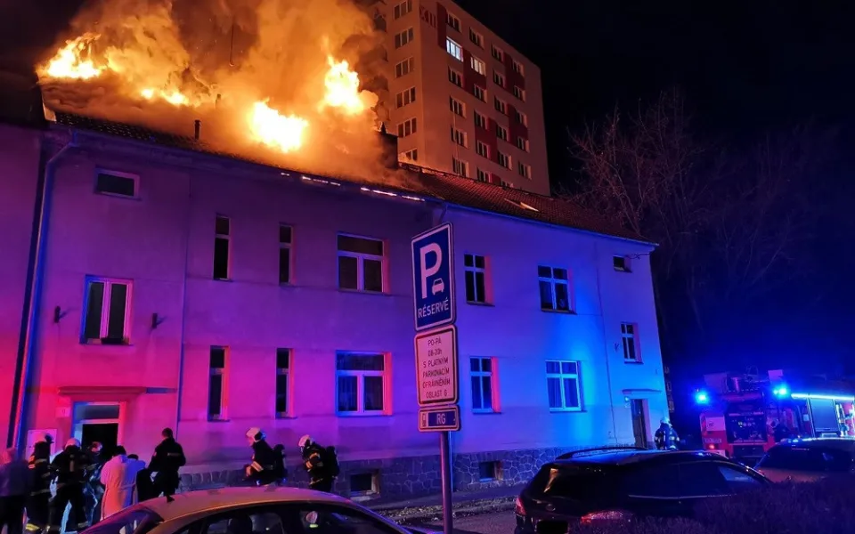 V Budějovicích hořela střecha bytového domu. Hasiči a policisté evakuovali osm lidí