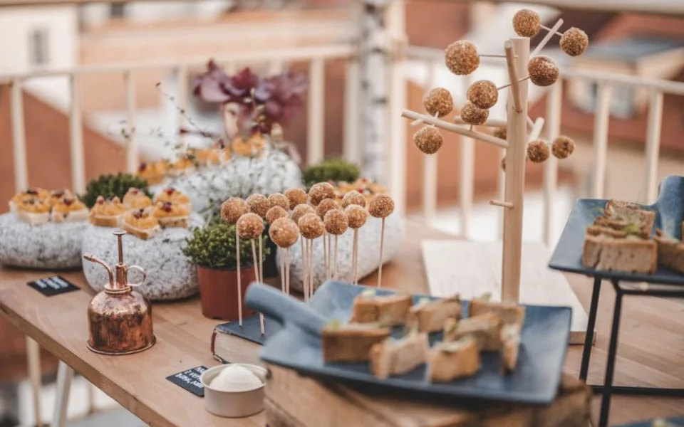 Děláme catering trochu jinak. Někdy místo v kuchyni probíhají přípravy v truhlářské dílně, kde si vyrábíme itinerář sami, říká Martin Koptiš
