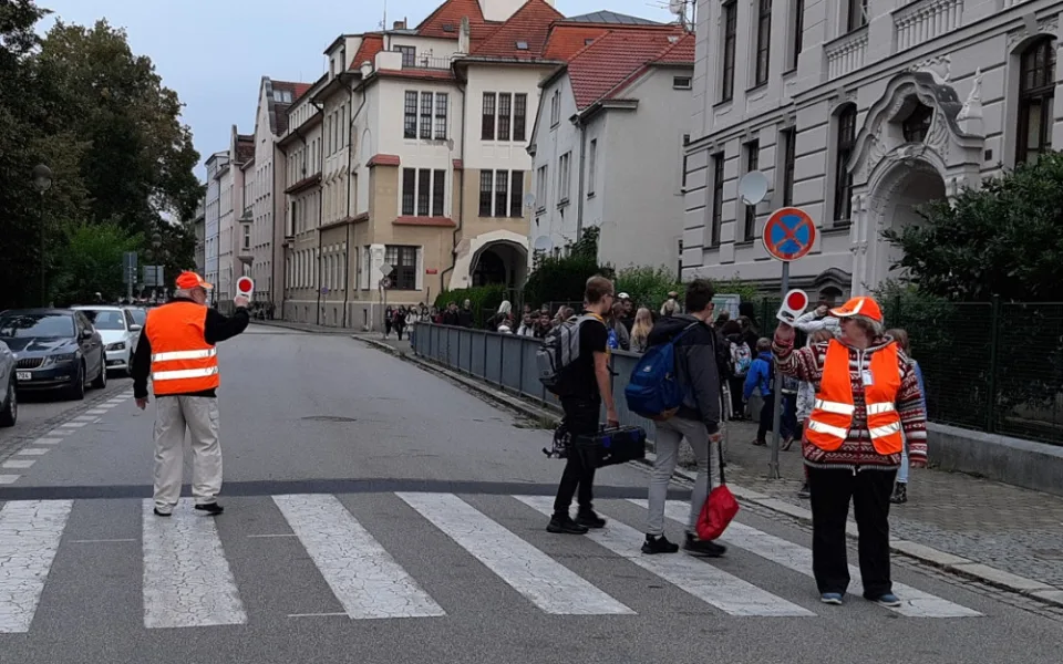 Devět let dohlíželi manželé Kubákovi na děti na přechodu u základní školy. Dobrovolnictví jim dělalo radost
