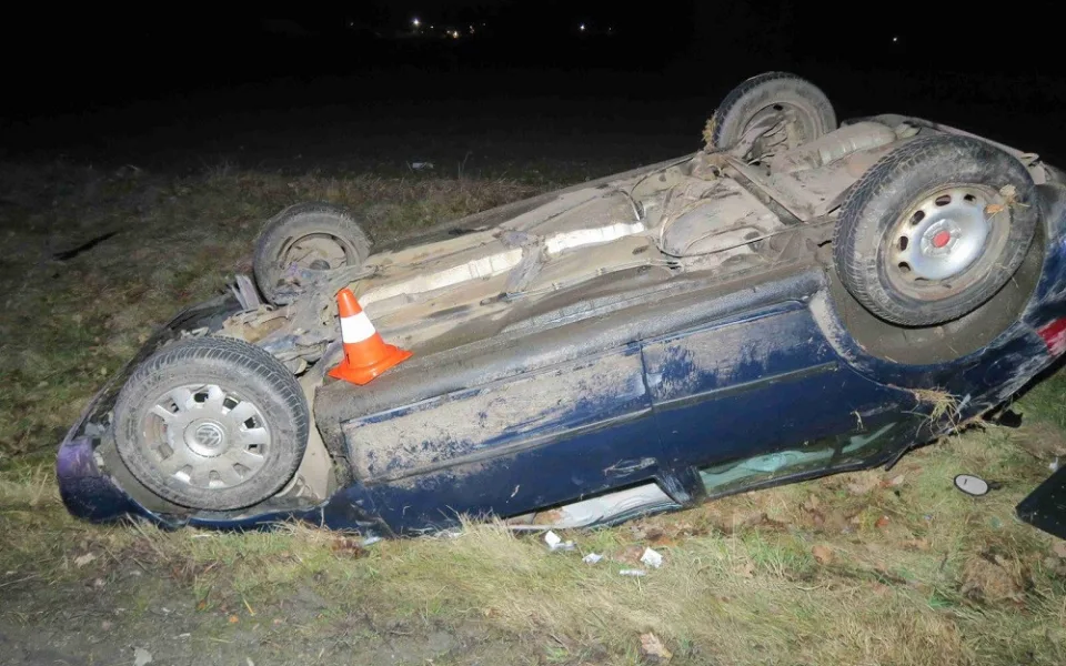 Opilý řidič dostal smyk a převrátil auto na střechu. Utrpěl vážná zranění