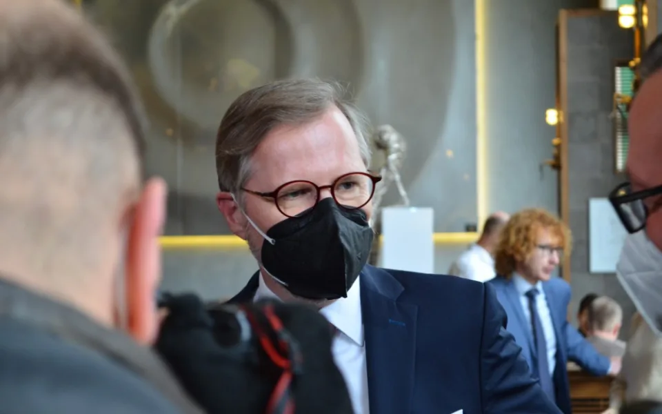 Očkování proti covidu-19 nebude povinné, řekl premiér