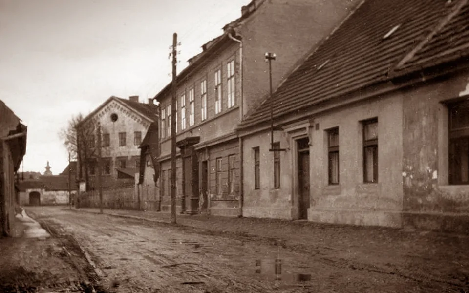 Staroměstská ulice ve směru ke škole a dále vlevo do města v roce 1950.