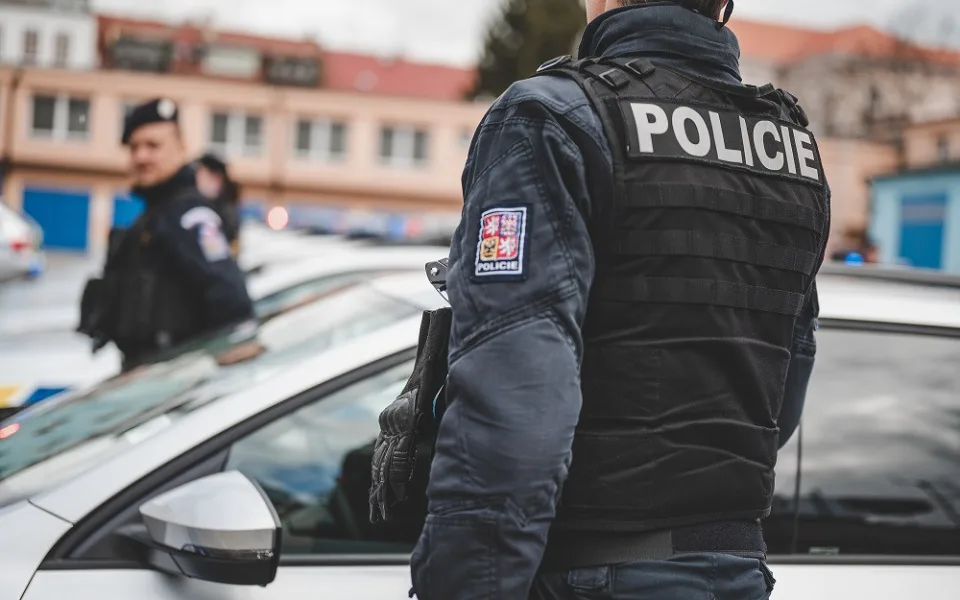 Pět policistů oživovalo muže, který zkolaboval za volantem na křižovatce