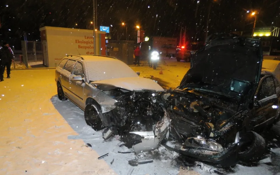 VIDEO: Řidič ujížděl policii rychlostí 130 kilometrů za hodinu. Naboural do autosalonu