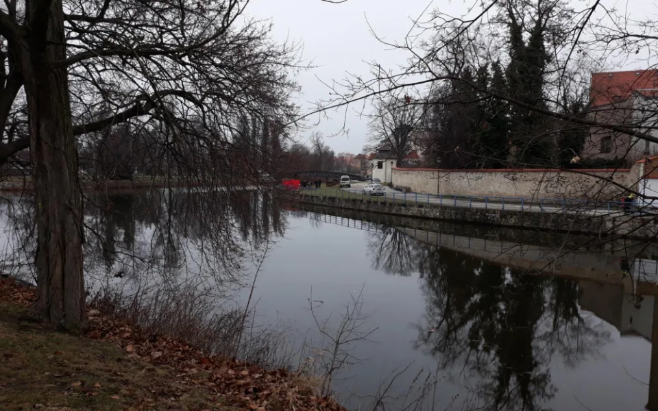 V řece u slepého ramene ležel muž. Tělo museli vyprostit potápěči