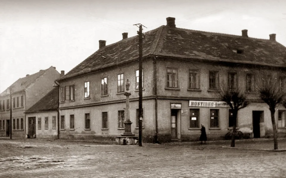 Hostinec U Města Tábora na rohu Pražské a Pekárenské v roce 1950.