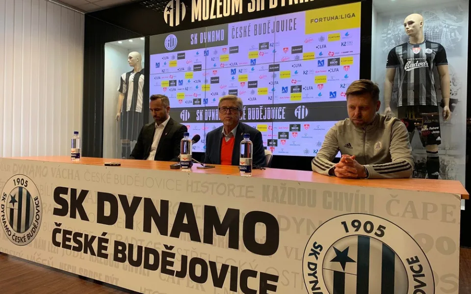 Tisková konference Dynama. Zleva sportovní ředitel Tomáš Sivok, majitel klubu Vladimír Koubek a trenér David Horejš.