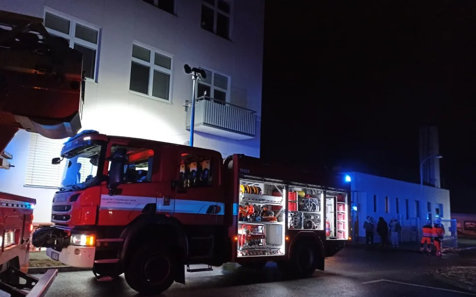Hasiči evakuovali desítky lidí při požáru bytového domu v Písku