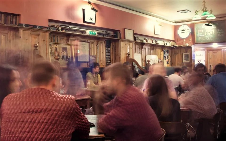 Soud zrušil povinnost prokazovat očkování při vstupu do restaurací