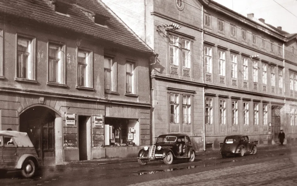 Domy č. 29 a 31 na Pražské v roce 1950, zbořené do roku 1981.