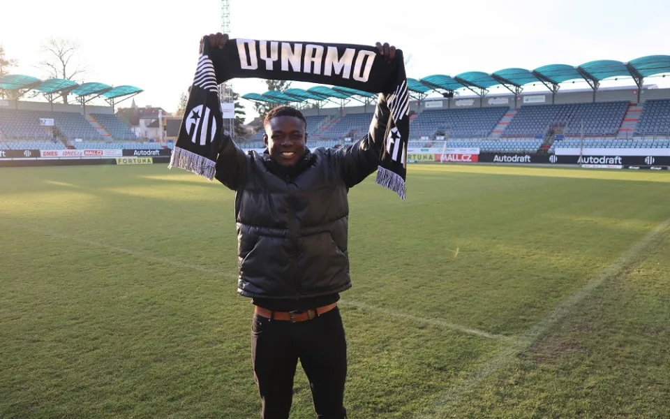 Ishaku Konda je hráčem Dynama. Přichází na hostování s opcí