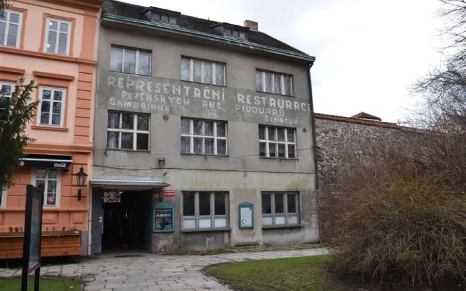 Písek chce koupit dva domy, aby bylo možné opravit cestu do parku