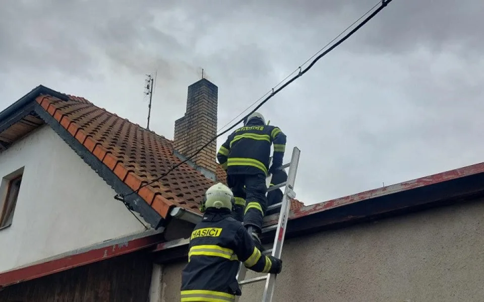 V Táboře hořel komín rodinného domu. Hasiči ho zasypali pískem