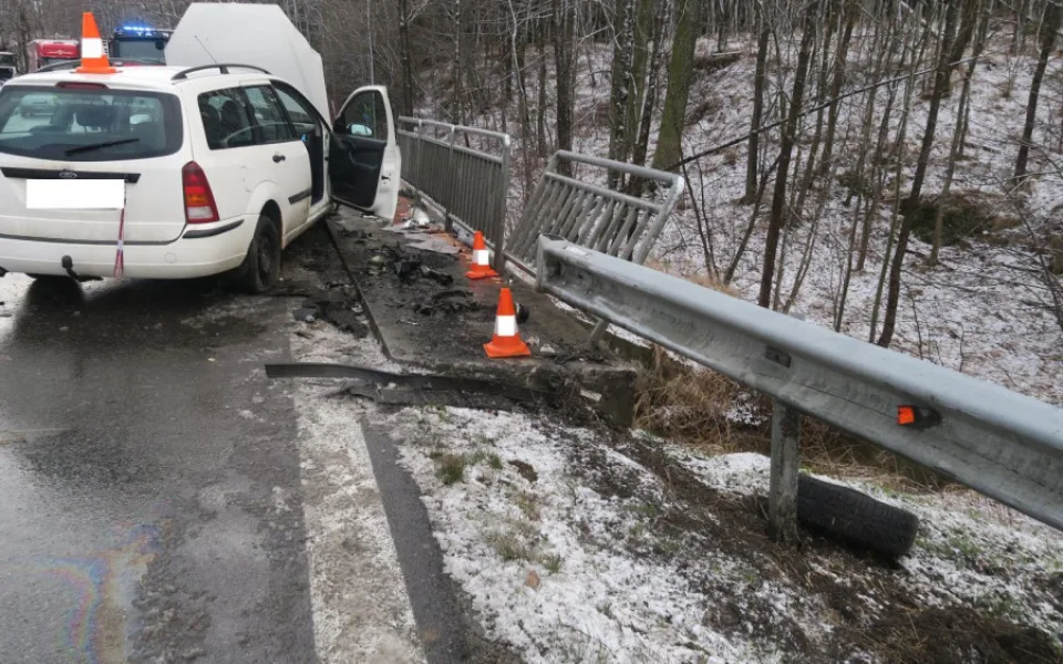 Řidička narazila do svodidel. Do nemocnice ji transportoval vrtulník