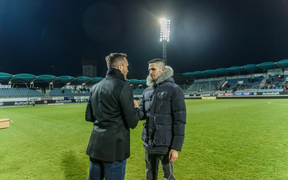 Tomáš Sivok (vlevo) děkuje Petru Javorkovi za odvedenou práci v A týmu Dynama.