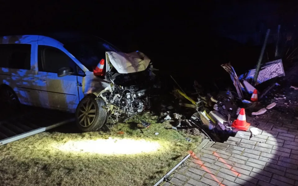 Po nárazu do kapličky začal do vzduchu unikat plyn. Hasiči museli evakuovat 20 lidí