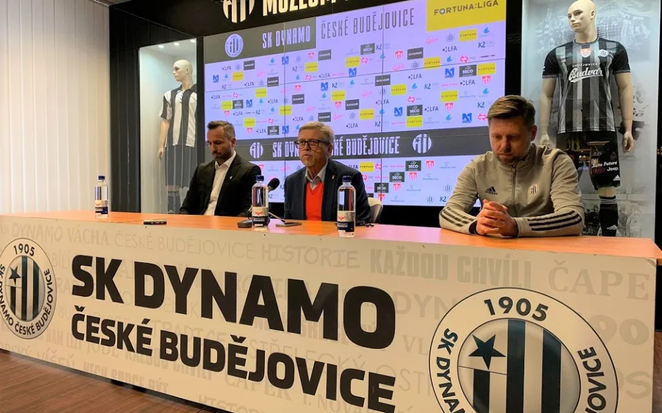Tisková konference před začátkem jara. Zleva: Bývalý sportovní ředitel Tomáš Sivok, majitel klubu Vladimír Koubek a trenér David Horejš.