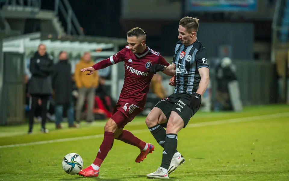 Bitva Jihu proti Západu, Dynamo se postaví proti Plzni