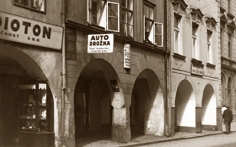 Prostřední dům v trojdomí v Kněžské má č. 15 po roce 1930 za Sládků.