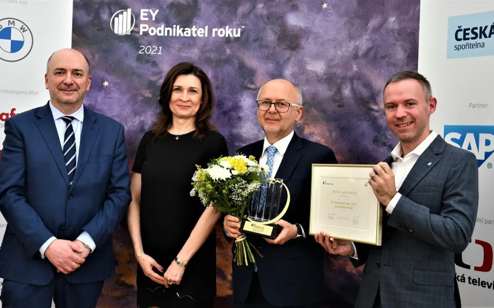 Ing. Tomáš Hajdušek (ODS), náměstek hejtmana pro oblast financí, Helena Sladkovská, ředitelka soutěže EY Podnikatel roku, Jiří Kůs, spolumajitel společnosti nanoSPACE a držitel titulu EY Podnikatel roku 2021 Jihočeského kraje a Oliver Dlouhý, EY Podnikate