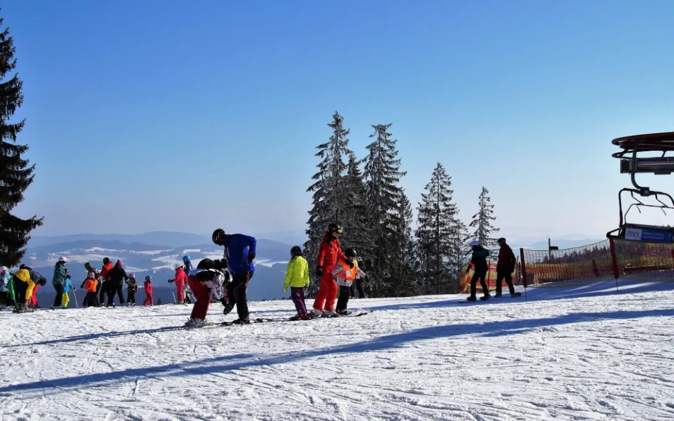 Na Lipně lyžovalo 2 800 lidí, na Zadově asi dva tisíce, vítr provoz nekomplikoval