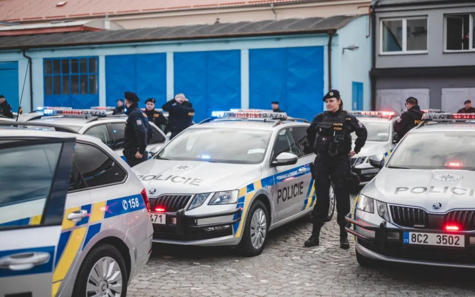 Oběti trestných činů uctí policie minutou ticha a majáky