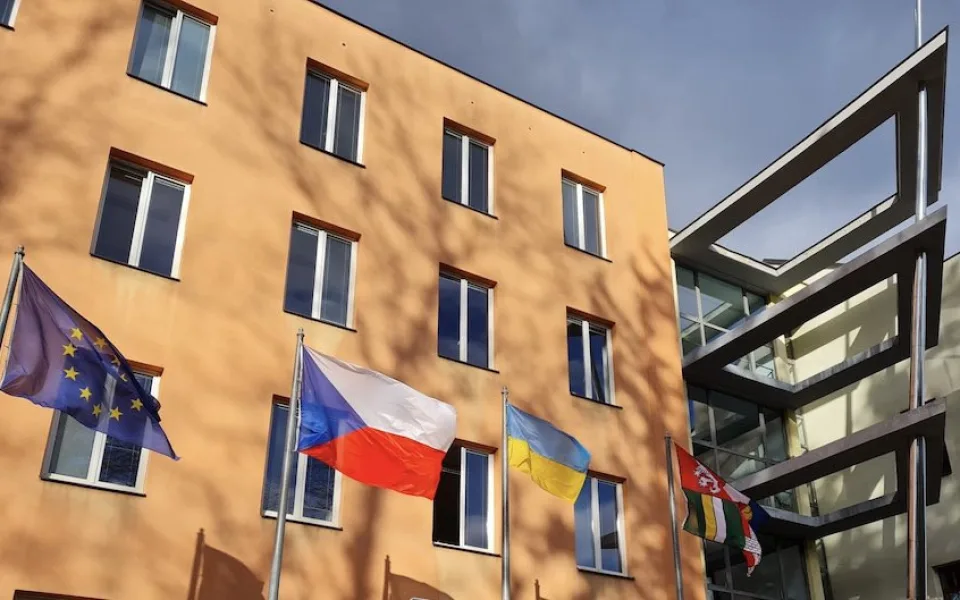Jihočeský kraj vyvěsil na krajském úřadě ukrajinskou vlajku