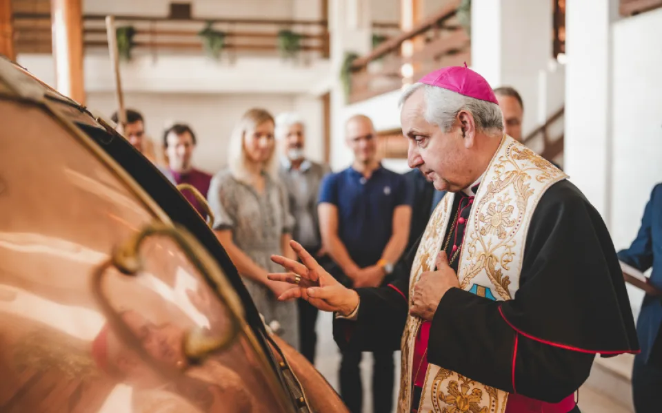 Prodej požehnaného ležáku pomohl Diecézní charitě částkou 262 tisíc korun