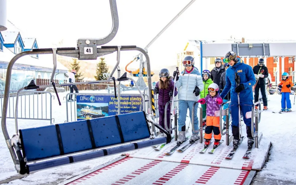 Užijte si jarní prázdniny ve Skiareálu Lipno a oblíbený karneval na lyžích