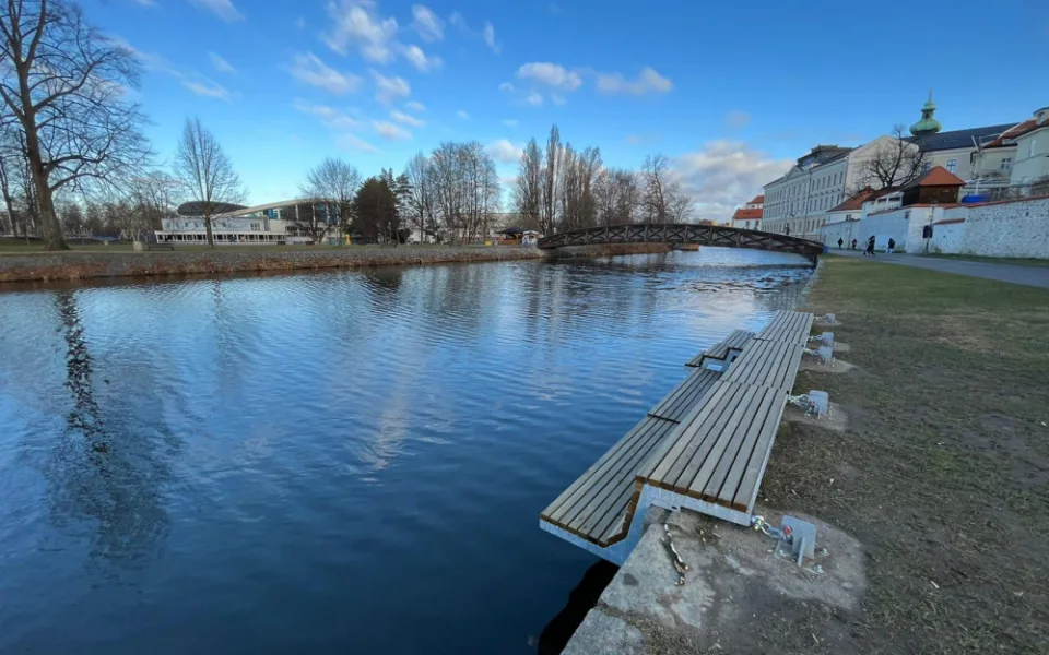 Laviček nad vodou bude víc. Město se dohodlo na přidání další sady