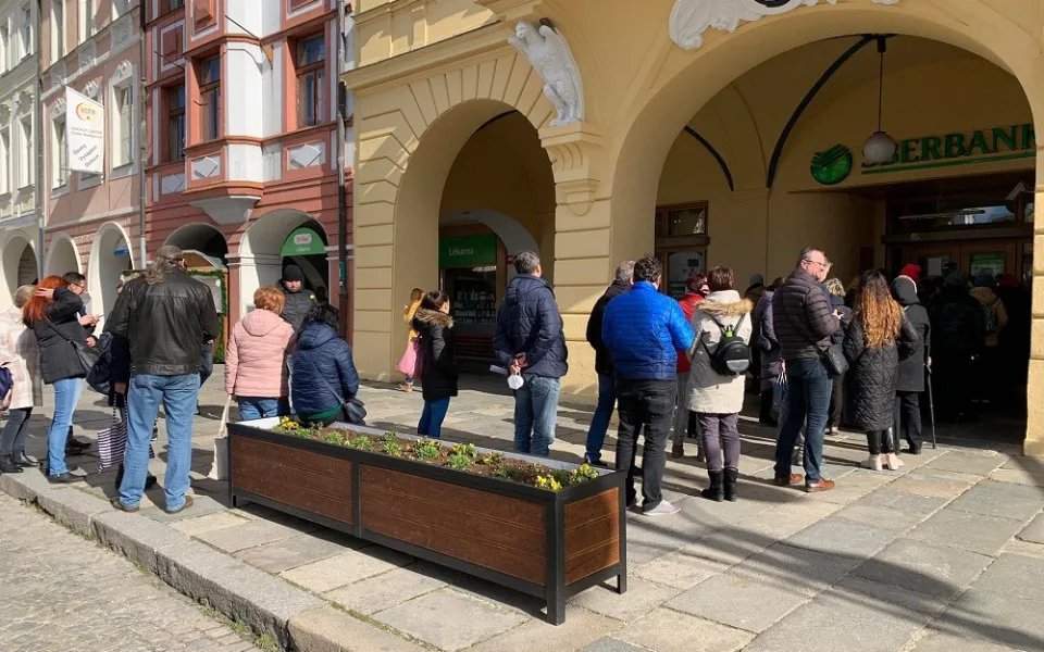 Fronta před českobudějovickou pobočkou Sberbank z minulého týdne.