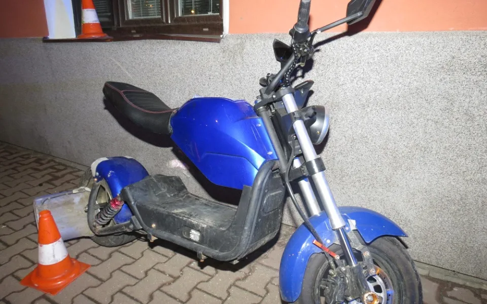 Opilý muž najel na elektrokoloběžka do domu. Nadýchal téměř dvě promile