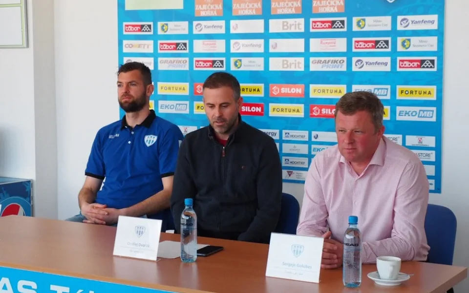 Zleva kapitán Jakub Navrátil, předseda správní rady Ondřej Dvořák a trenér Sergejs Golubevs.