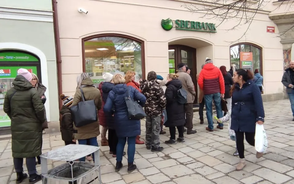 Vklady klientů na účtech končící Sberbank jsou pojištěny, hypotéky se musejí dál splácet