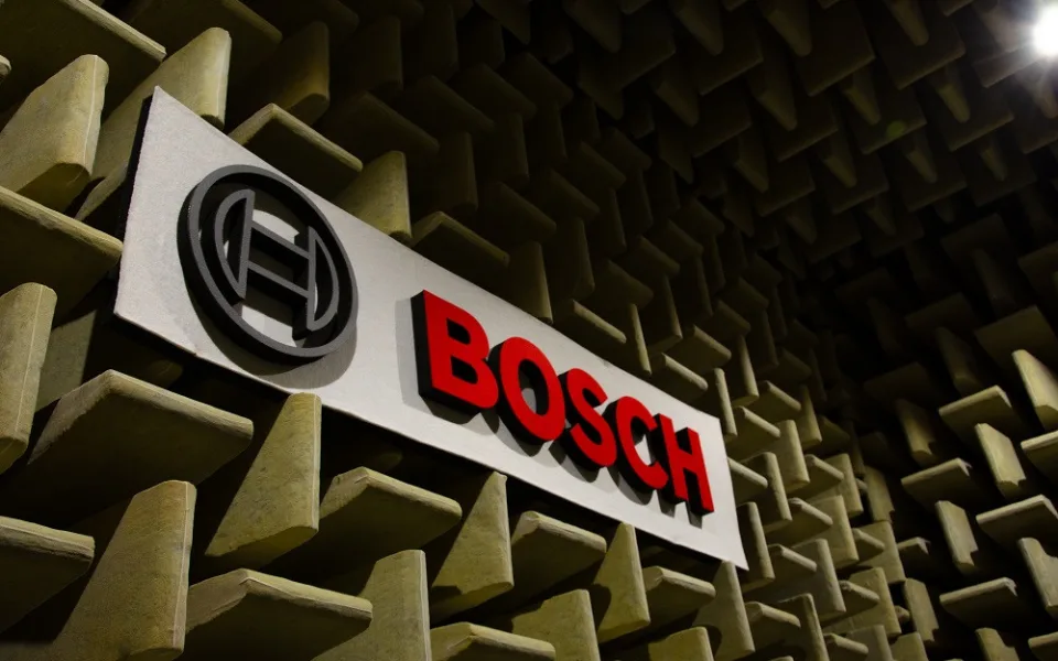 Bosch má v Budějovicích tři akustické komory, kde se měří hlasitost výrobků. Vejde se tam i celý vůz