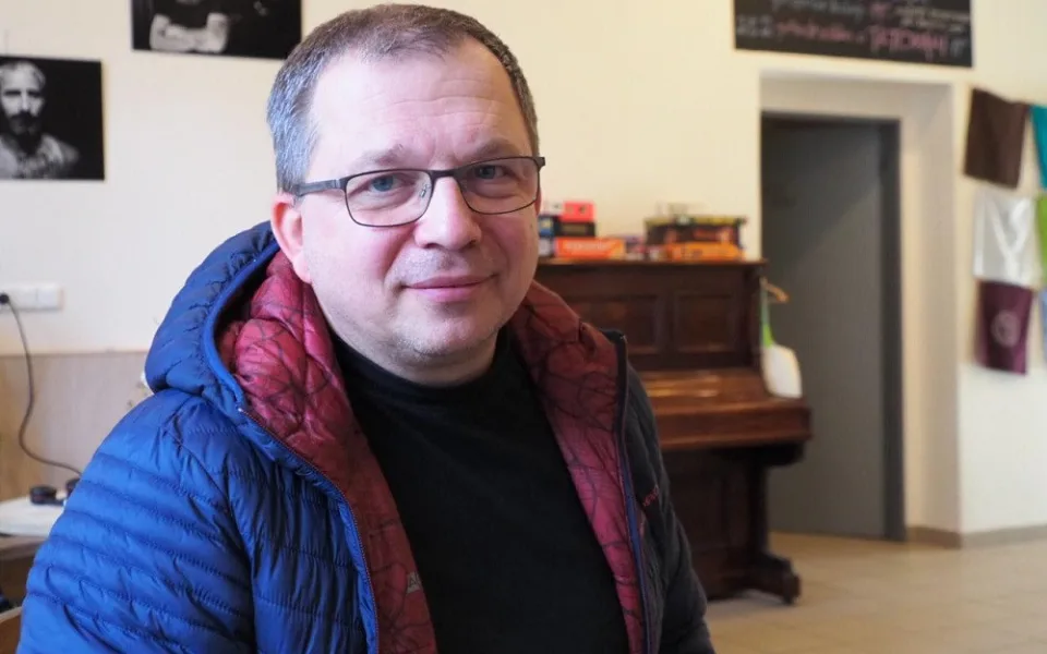 Jeho bratr se před válkou ukrývá ve sklepě. Ukrajinec odvezl na hranice materiální pomoc