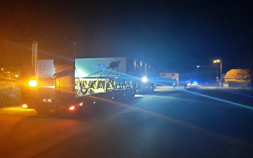 VIDEO: Jihočeským krajem projel nadměrný náklad. Měřil 23 metrů
