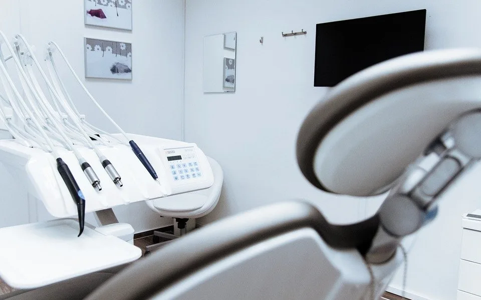 Zloděj se vloupal do zubařské ordinace. Odnesl věci za více než půl milionu