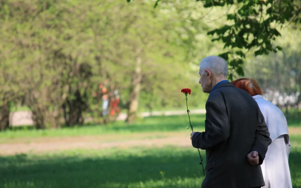 ANKETA: Dnešní MDŽ pomalu ztrácí nálepku socialistické oslavy. Květinu ženě koupí polovina českých mužů