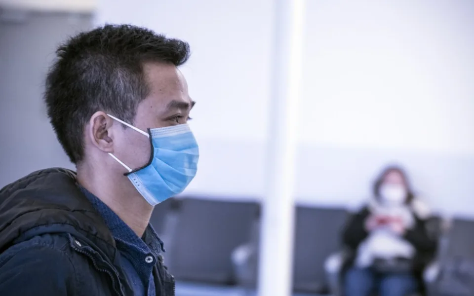 Respirátory zůstanou povinné v dopravě či zdravotnictví