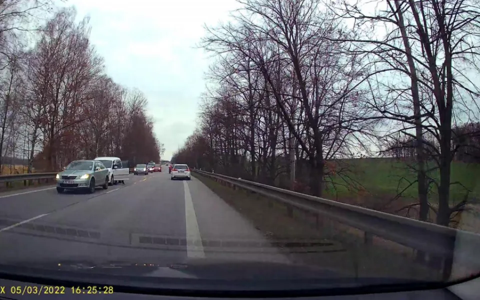 Konflikt dvou řidičů skončil napadením seniora. Policie hledá svědky