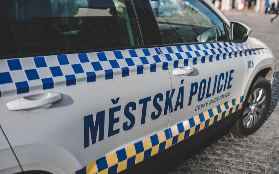 Policie obvinila českobudějovického strážníka, který udeřil ženu do obličeje