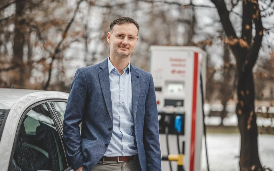 Nové stanice nabídnou rychlé dobíjení i kvalitní trávení času. Těch menších letos E.ON postaví desítky, říká Martin Klíma