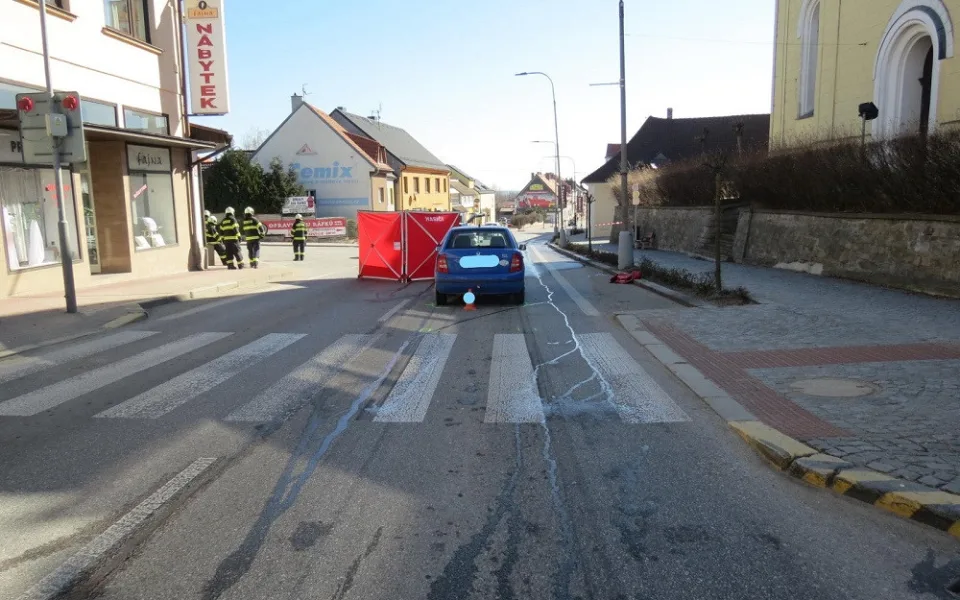 V Lišově srazil na přechodu řidič chodkyni. Žena na místě zemřela